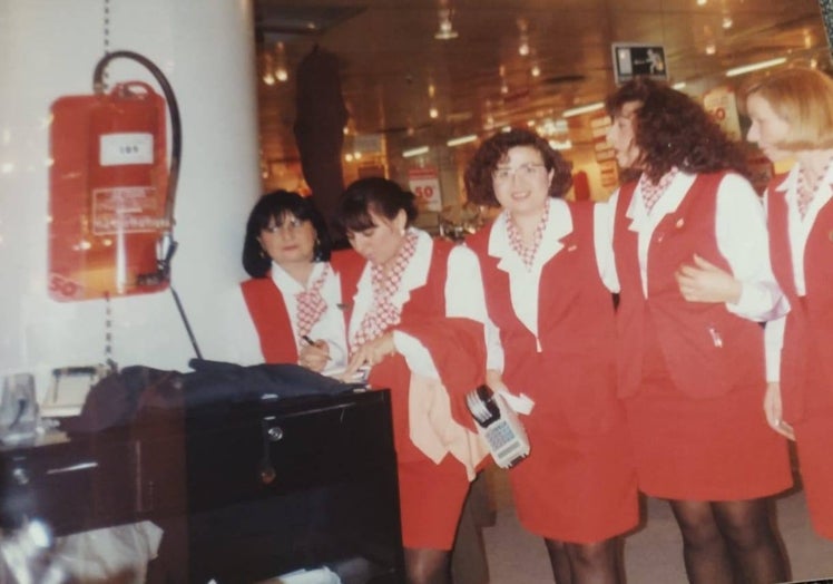 Uniforme rojo y blanco con corbatín.