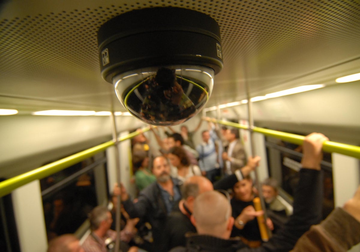 Una cámara de vigilancia en el techo de un vagón del metro.