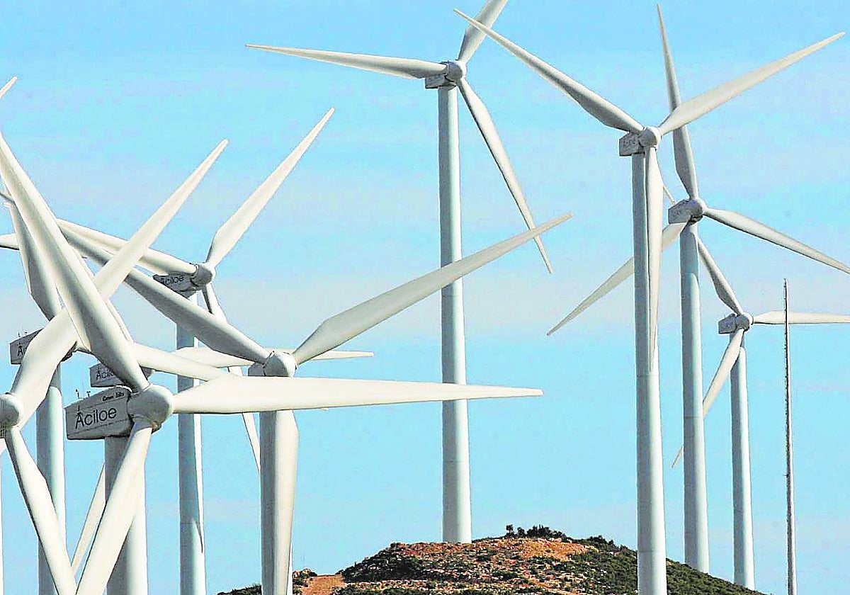 Molinos de viento del parque eólico instalado en Buñol (Valencia).