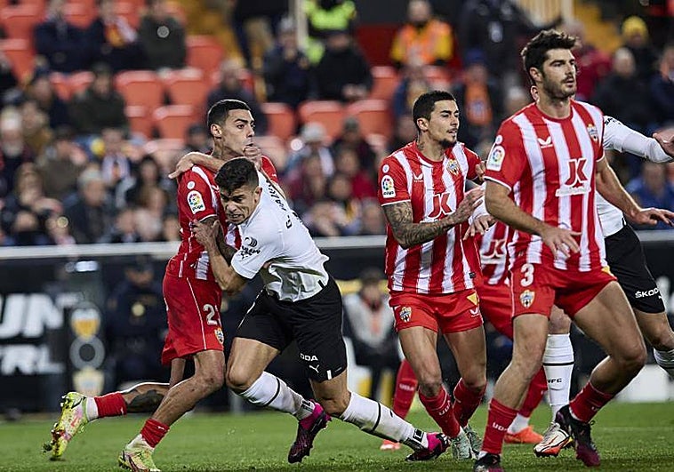 Contragolpe del Almería por los autobuses del Valencia