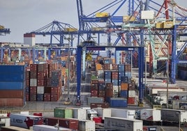 Muelle de contenedores en el puerto de Valencia.