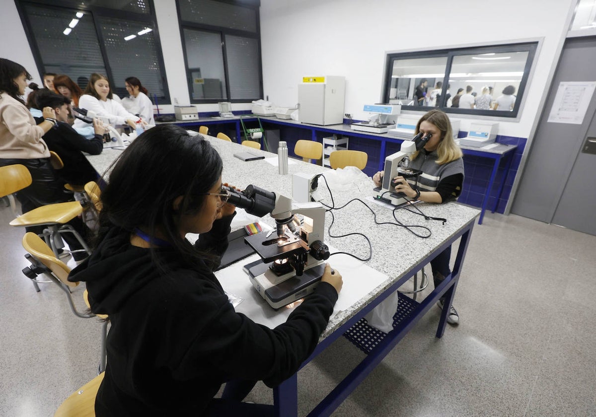 Clase de Anatomía Patológica y Citodiagnóstico en el CIPFP Ciutat de l'Aprenent.