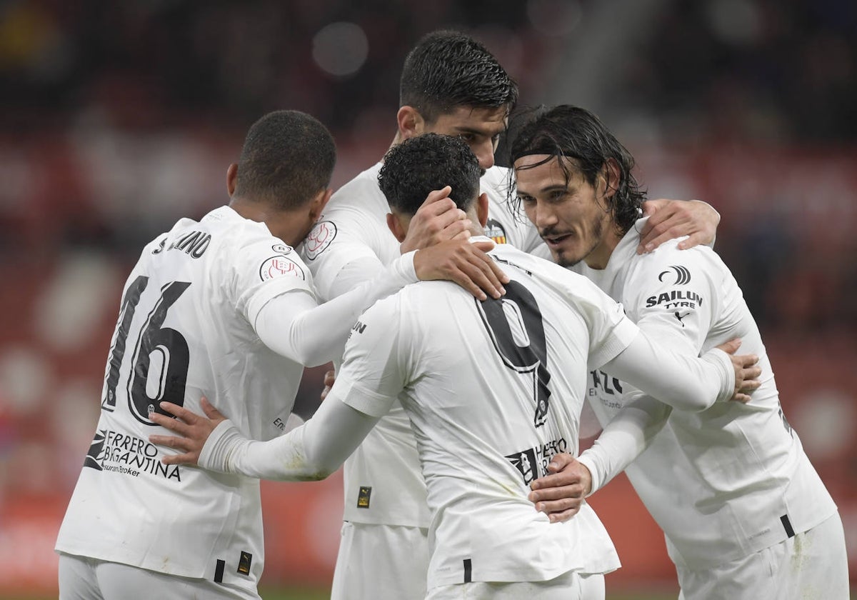 Cavani se abraza con los compañeros tras un gol.