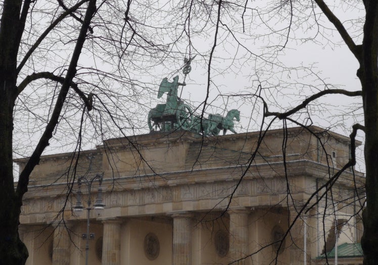 Imagen principal - La puerta de Brandenburgo y momentos previos a la carrera.