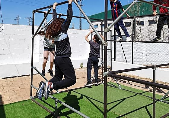 Escolares practicando deporte en Benifaió.