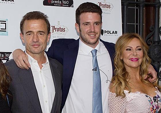 Alessandro Lequi junto a sus padres en una imagen de archivo.