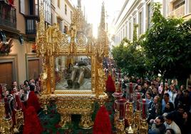 Paso del Cristo Yacente, Imagen que cierra la procesión del Santo Entierro Grande, un cortejo compuesto por 15 pasos de distintas hermandades. Imagen de archivo de 2004.