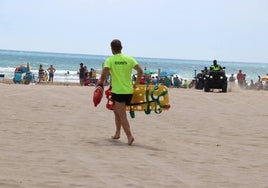 Un socorrista en una playa de Sagunto.