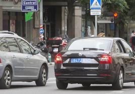 Un vehículo VTC en las calles de Valencia.