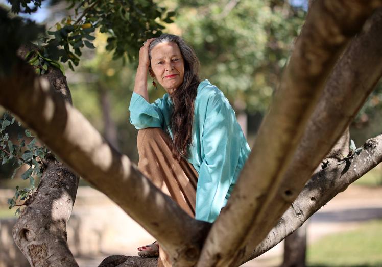 Imagen principal - Paola Dominguín valora su vida en el campo, y se siente my conectada con la naturaleza. 