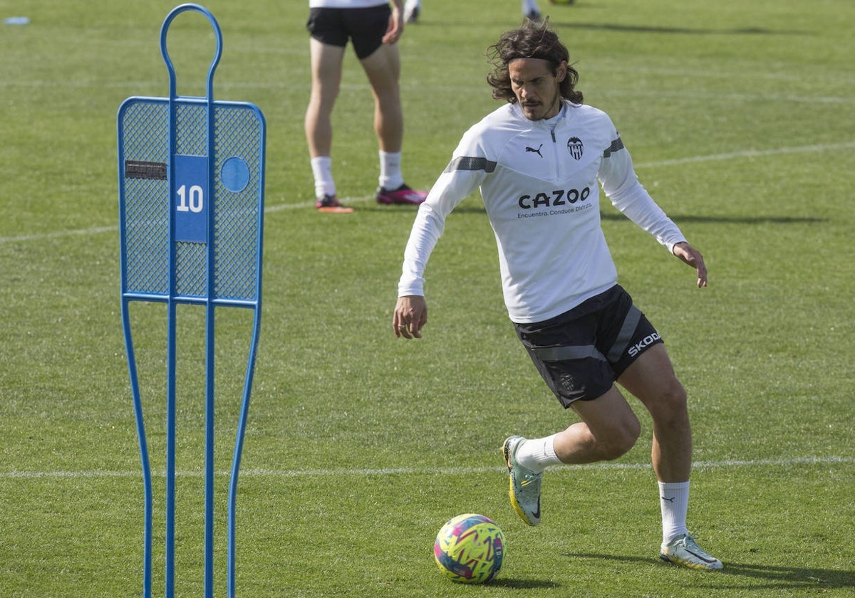 Cavani, durante el entrenamiento de este jueves en Paterna.