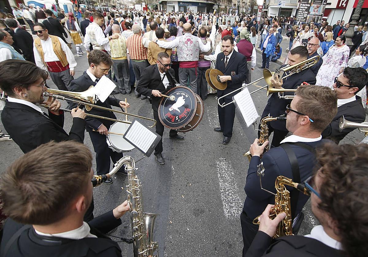 Una banda de música durante las Fallas 2023.