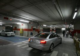 Un vehículo accede a un parking de Valencia en una imagen de archivo.