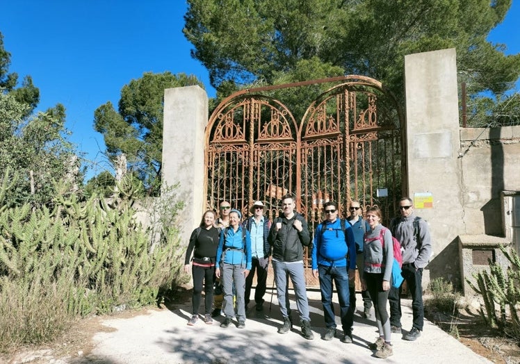 Imagen principal - Foto de grupo en la valla de la casa de los Trénor (II), parada para almorzar y paso por una de las trincheras (III).