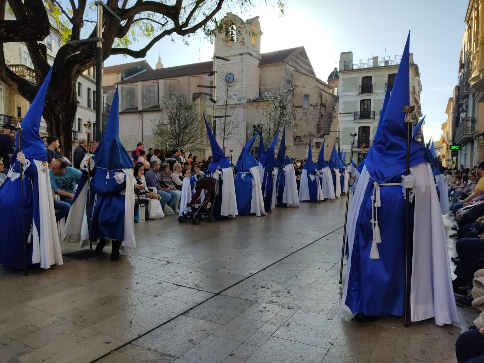 Imagen secundaria 1 - Cofradía de la Burreta de Xàtiva, al inicio de la procesión de Viernes Santo.; un instante de la procesión de Alzir ay el Juicio Viviente de Benetusser. 