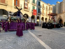 Imágenes del Nazareno y la Dolorosa de Gandia en el Via Crucis de este Viernes Santo a primera hora de la mañana