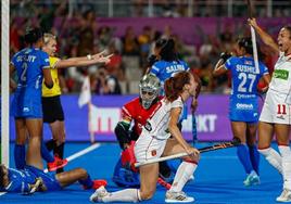 Marta Segu celebra un tanto con la selección española.