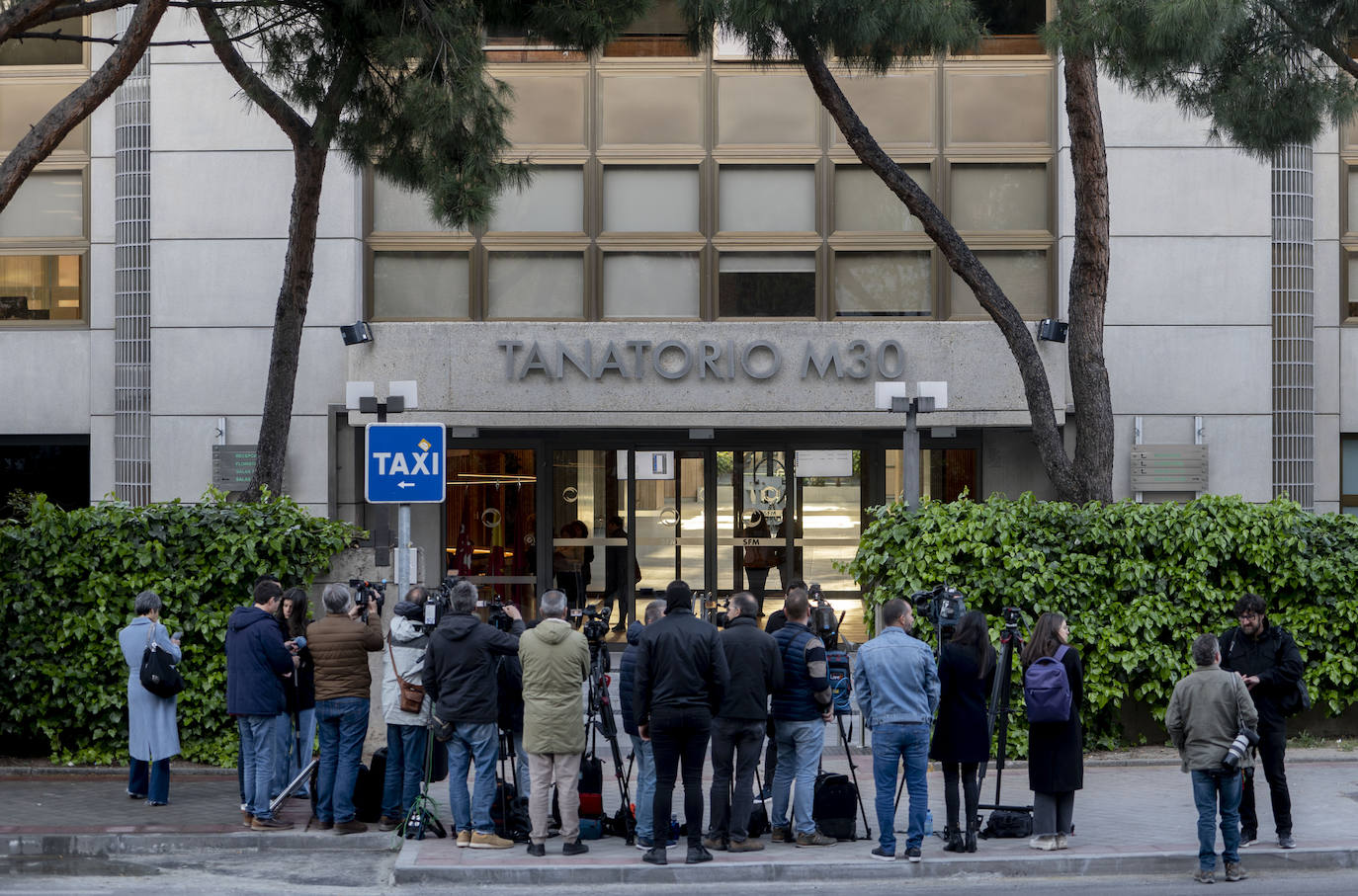 Medios de comunicación a las puertas del tanatorio M30 de Madrid