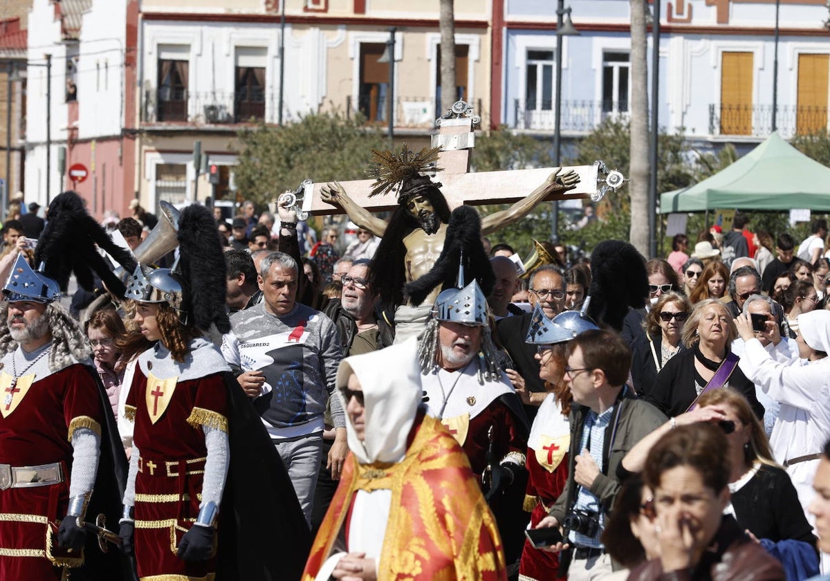 Ofrenda a los caídos en el mar acompañados del Cristo del Salvador durante la celebración del Viernes Santo de la Semana Santa Marinera.