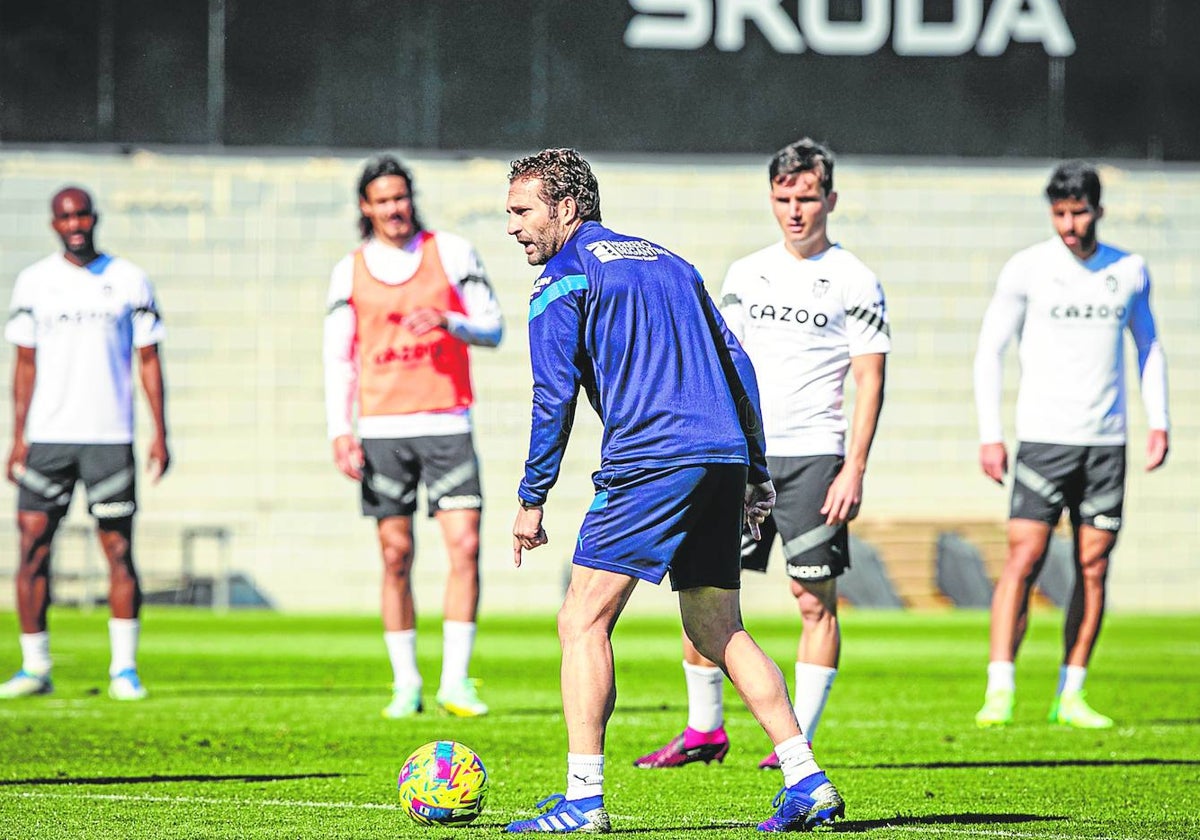 Baraja dando instrucciones en el entrenamiento del Valencia en Paterna.