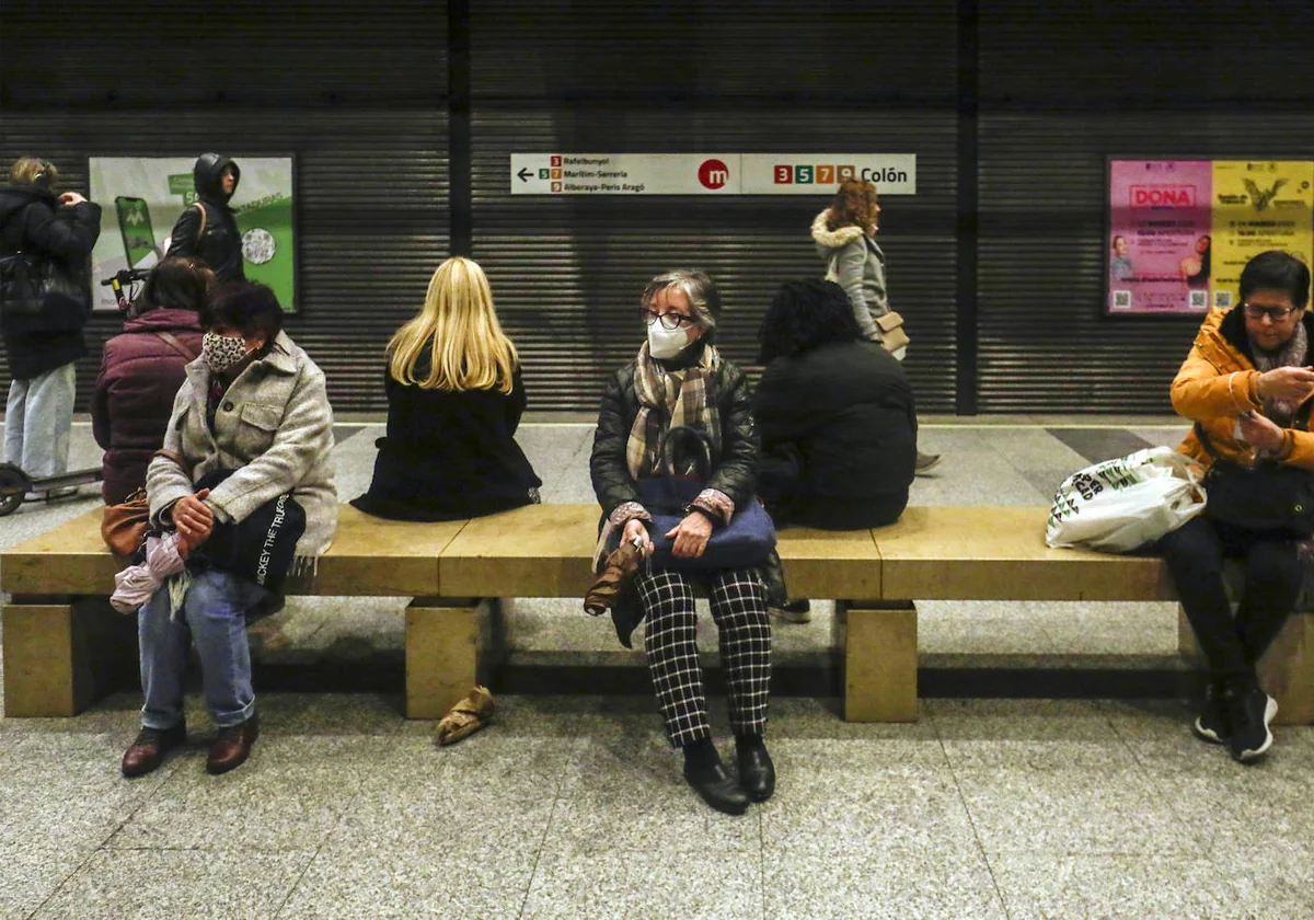 Usuarias esperando la llegada del metro en la parada de Colón.