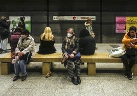 Usuarias esperando la llegada del metro en la parada de Colón.