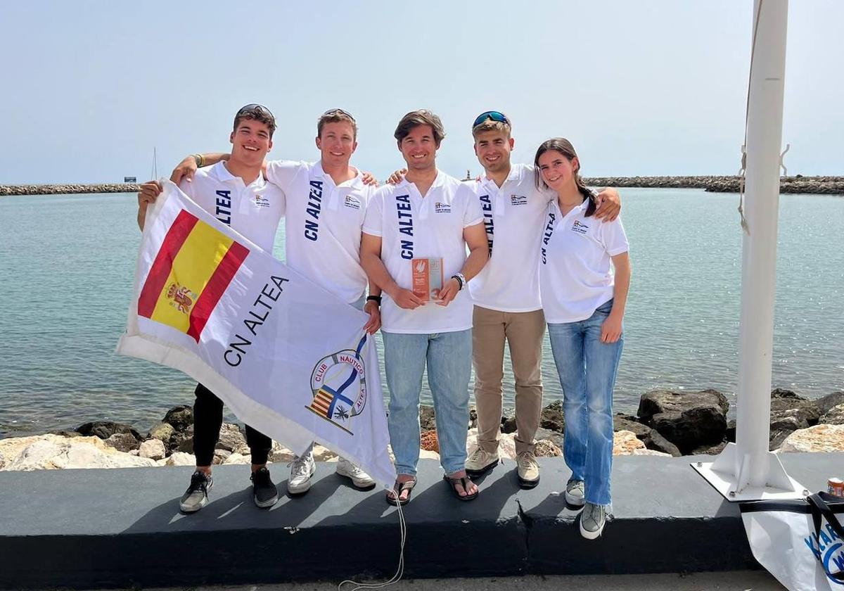 Los cinco tripulantes de la regata del Club Náutico de Altea.