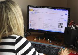 Imagen de archivo de una mujer haciendo la Declaración de la Renta en una imagen de archivo.