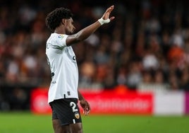 Thierry Correia durante el partido en Mestalla ante la Real Sociedad.