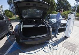 Un particular recarga su coche en un punto de Paterna.