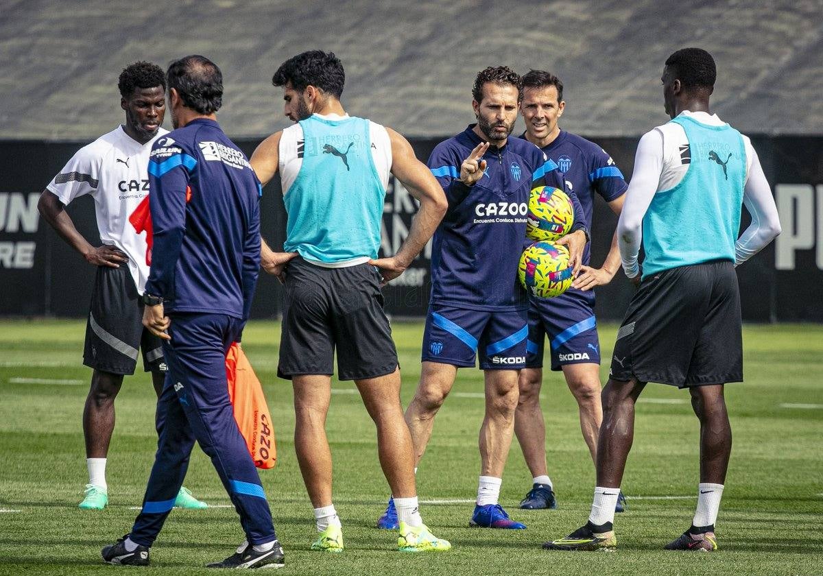 Baraja habla con Yunus Musah, Comert y Moriba en el entrenamiento de este lunes.