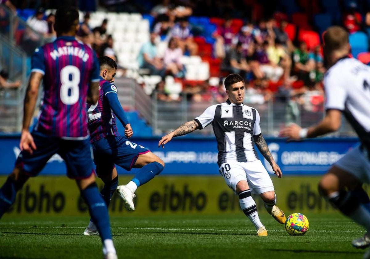 Joni Montiel golpea el balón durante el partido en Ipurua.