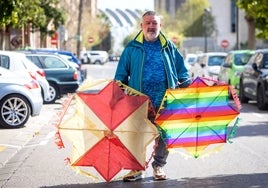 Andrés Gil, con dos de sus cometas.