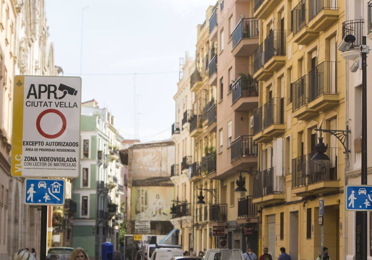 Cartel informativo que advierte de la presencia de cámaras de vigilancia y la prohibición del paso de vehículos.