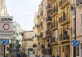 Cartel informativo que advierte de la presencia de cámaras de vigilancia y la prohibición del paso de vehículos.