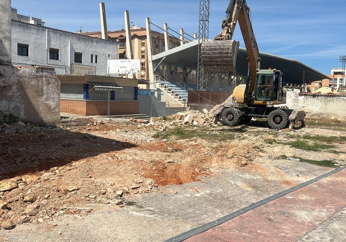 Trabajos de derribo del muro perimetral del edificio.