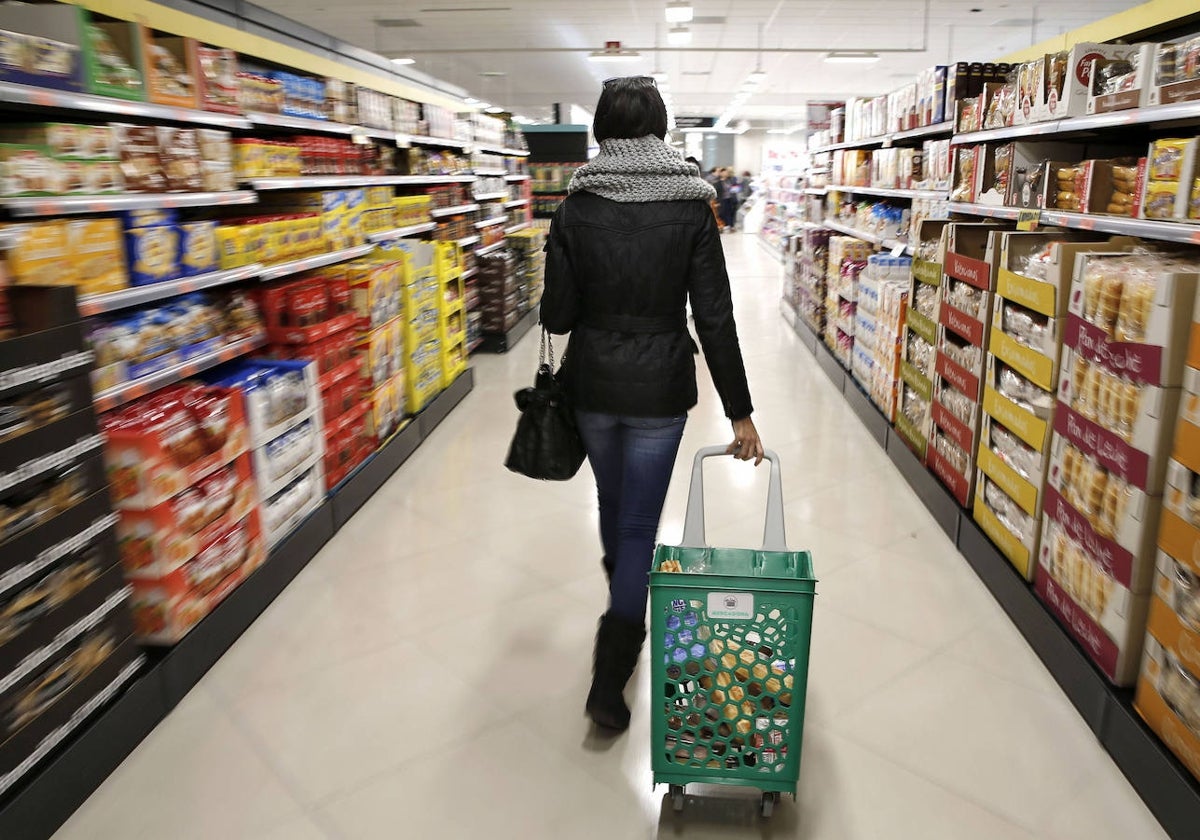 Una cliente circula por los pasillos de un supermercado.