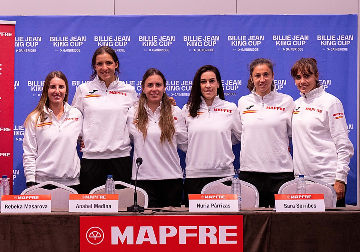 Anabel Medina junto al resto de participantes en la Bille Jean King Cup.