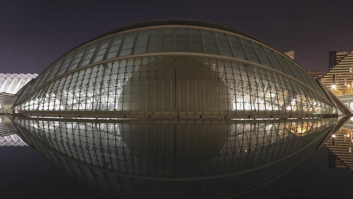 Vista nocturna del edificio