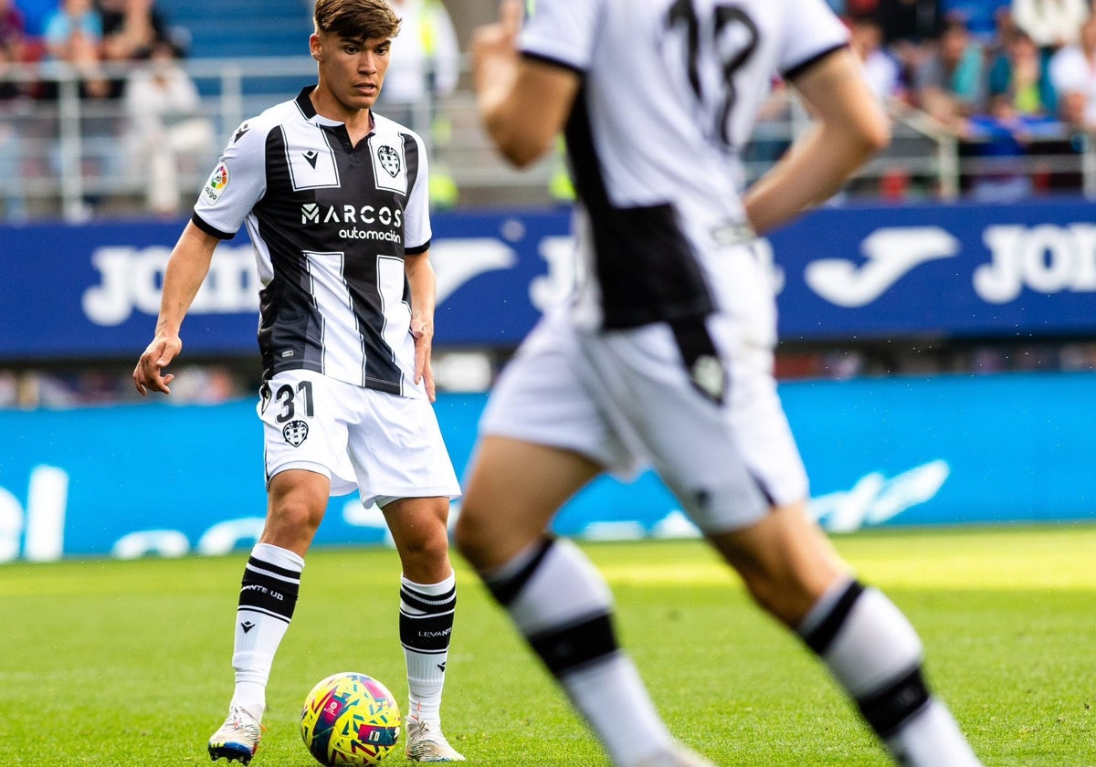 Carlos Giménez, durante su debut en Segunda División con el Levante.