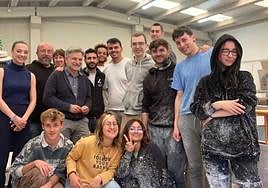 Alumnos del grado superior de Artista Fallero, junto a Paco Pellicer, maestro mayor del gremio.