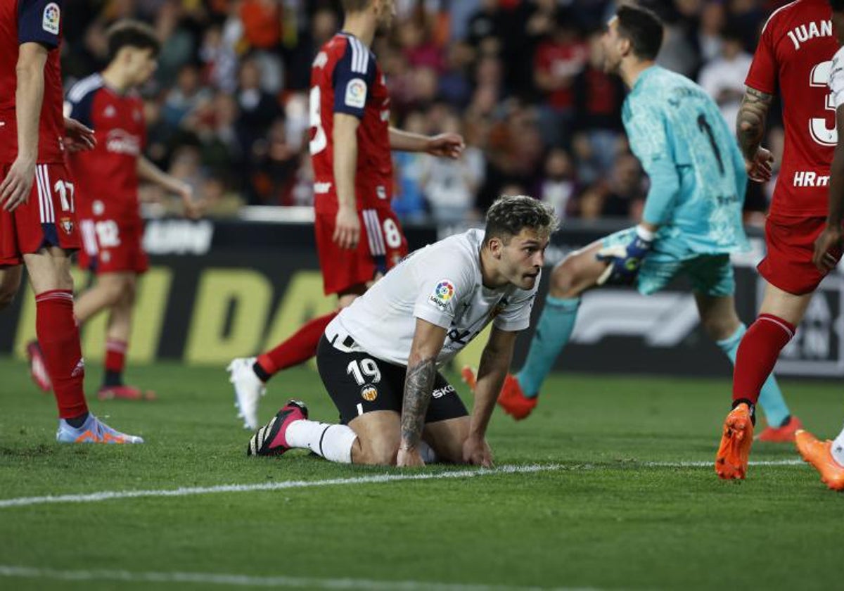 Hugo Duro, lamentándose sobre el césped de Mestalla tras fallar un penalti ante Osasuna.