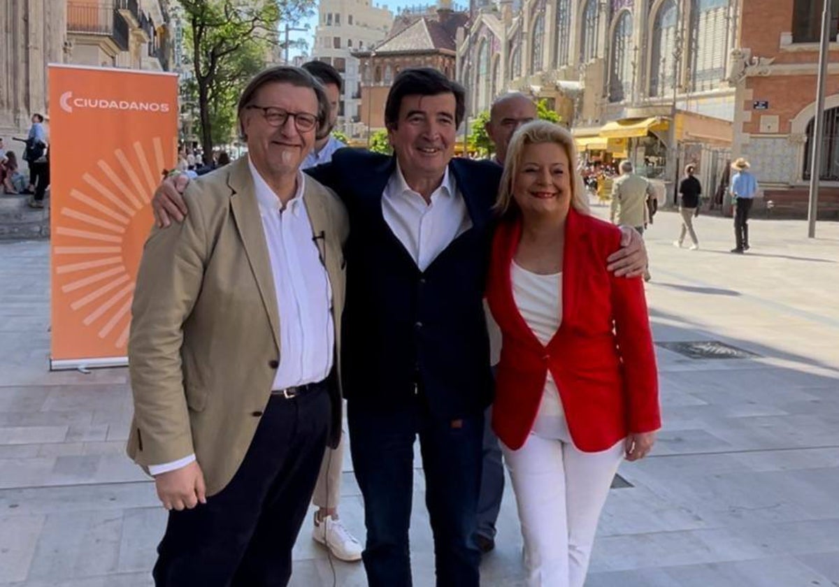 Fernando Giner, en el centro, junto a Tono Fagoaga y Amparo Picó.