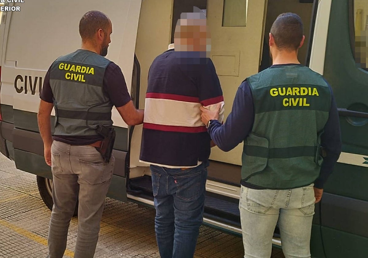 La Guardia Civil, con uno de los arrestados.