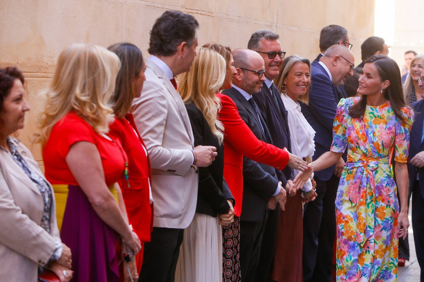 La reina Letizia sorprende con su &#039;look&#039; más multicolor