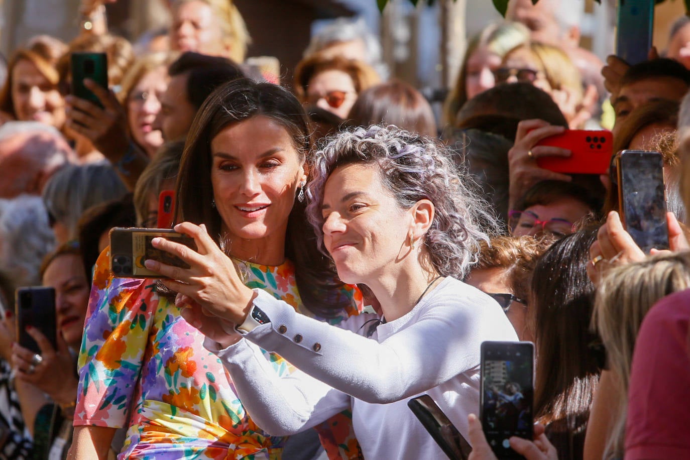 La reina Letizia sorprende con su &#039;look&#039; más multicolor