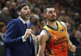 Álex Mumbrú charla con Puerto durante un partido del Valencia Basket.