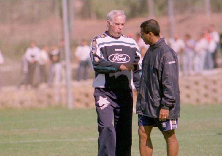 Luis Aragonés y Romario en su icónica imagen en un entrenamiento del Valencia.