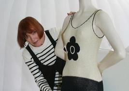 Mary Quant, con una de sus creaciones en 2004.