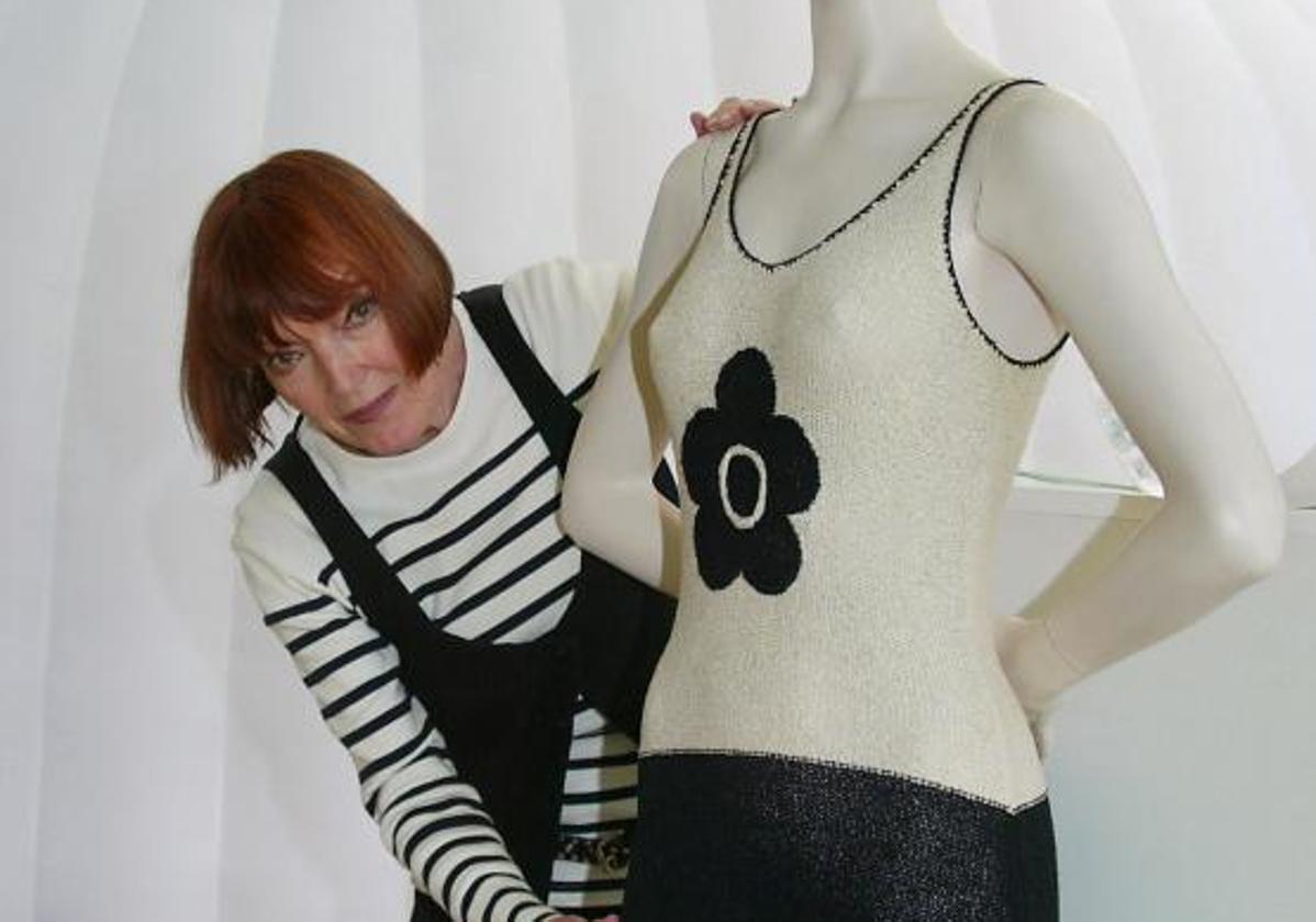 Mary Quant, con una de sus creaciones en 2004.